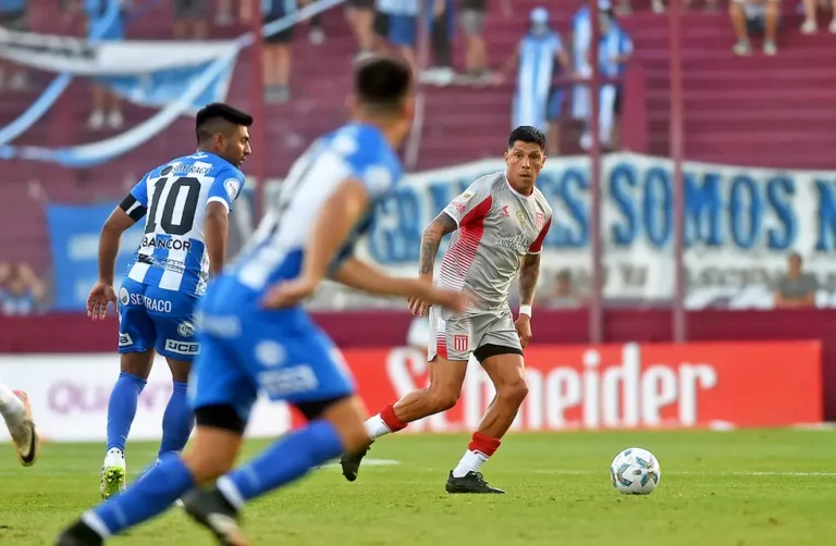 El campeón debutó con victoria