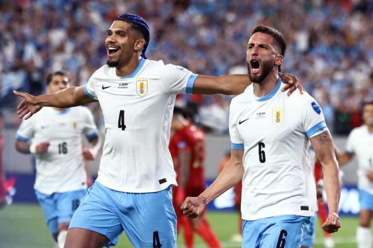 Uruguay goleó a Bolivia y sentenció su pase a cuartos de final