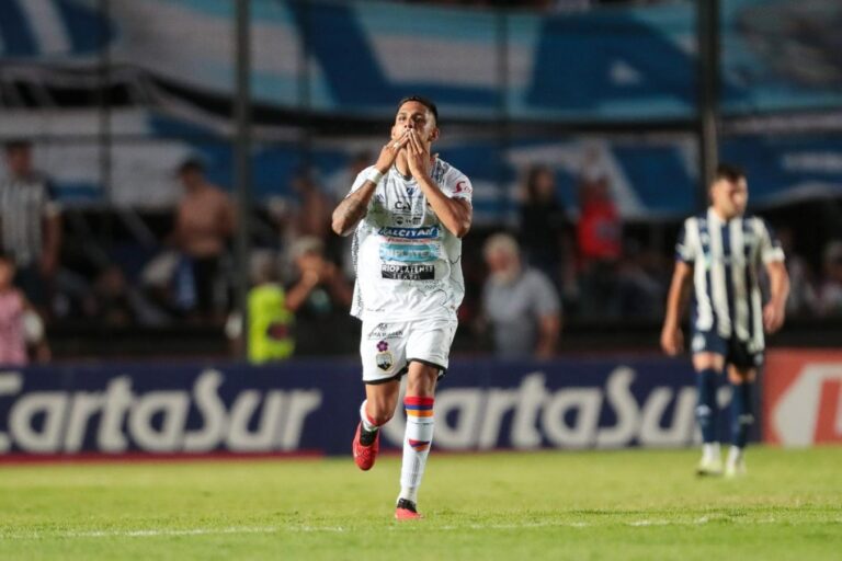 Deportivo Armenio dio el batacazo y eliminó a Talleres de Córdoba en la Copa Argentina