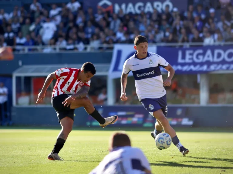 Sobre el final, Estudiantes le amargó la victoria a Gimnasia en el clásico platense