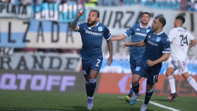 Racing goleó a Riestra y está en cuartos de final
