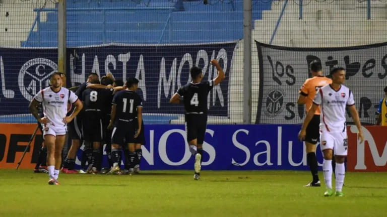 Acassuso dio el batacazo y eliminó a Newell’s